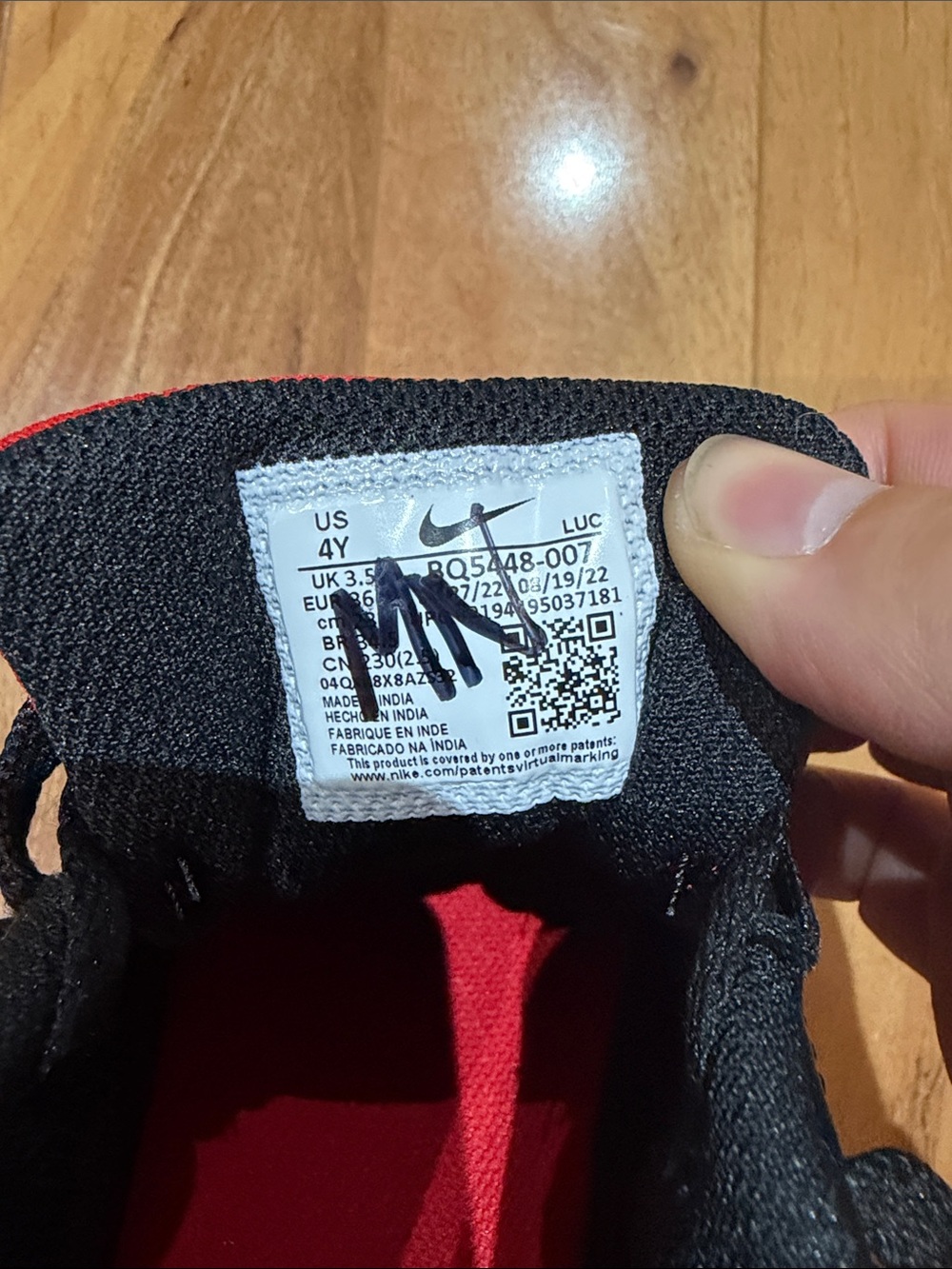 Nike Borough Kids Low-Top Athletic Sneakers in Black and Red size 4 - Picture 5 of 5